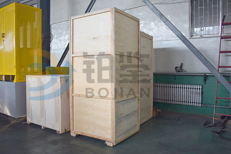 試驗(yàn)機(jī)車間打包.jpg 試驗(yàn)機(jī)車間打包.jpg