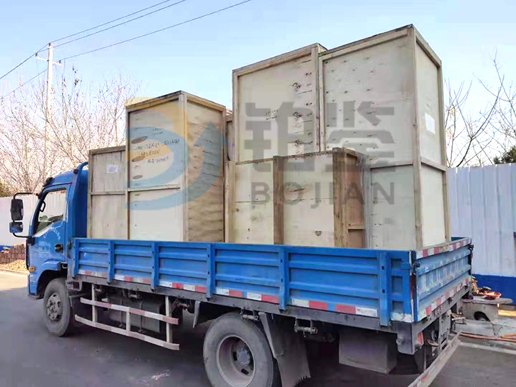 試驗(yàn)機(jī)打包發(fā)走.jpg 試驗(yàn)機(jī)打包發(fā)走.jpg